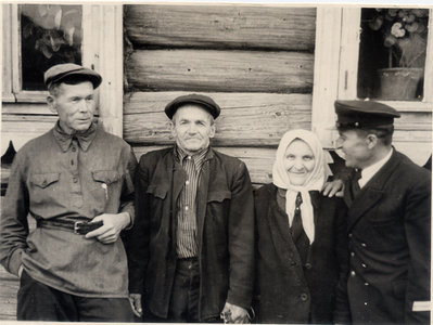 в центре Колосов И.И. с женой Марией Ник. (в дев. Суратовой), справа сын  Владимир.jpg
