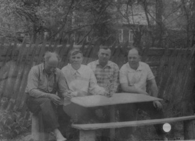 1965 соседи дядя Ваня Михеев, Андрей Иванович Егоров, мой папа и дядя Володя Павлов.jpg
