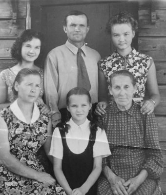 1958-59 наша семья на крыльце дома.jpg