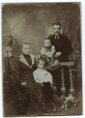 Николай Рябинкин с семьей.jpg