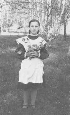 1953 06 Рая выпускница школы.jpg