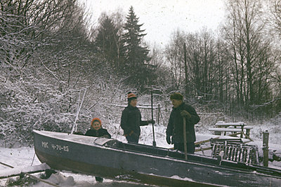 ов Двинов Коля Дудник сестра и дед Василий Кузьмич убирают лодку на зиму.jpg