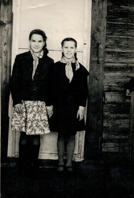 1951 мама в 5м классе.jpg