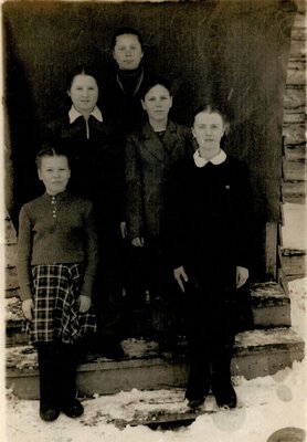 1953 Рая в 7м классе в среднем ряду справа.jpg