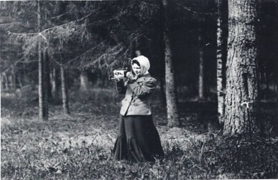 до 1954 г. предположительно жена Запорожца, снимает на стереофото.jpg