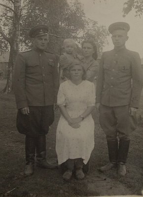 Макарова Д.И. с сыном Витей,братьями Алексеем и Михаилом, сестрой Евдокией д.Пасынки 1948г..jpg