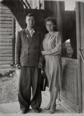 Макаровы у дверей Козловской школы 1952г..jpg