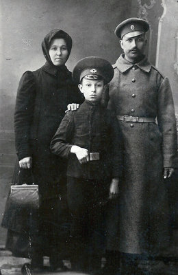 1915 02 Шаговы трое обрезанная.jpg