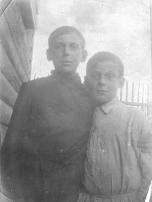 1932 Александр и Василий Васильевичи Гудовские у дома в Удомле.jpg