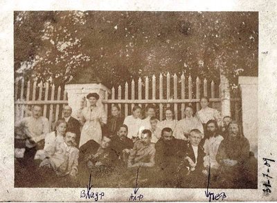 Церковь Холщебинская, группа у ограды,1909г.jpg