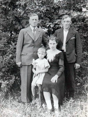 Шир. Иван и Андрей Ивановичи, жена Ивана Клавдия Васильевна с дочкой Лидой.jpg