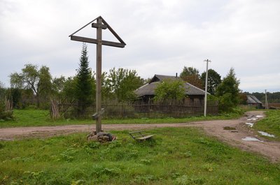 Виглино. Центральная площадь села и поклонный крест.jpg