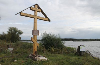 0301_ крест и Волга.JPG