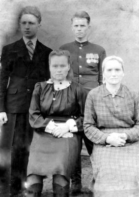 1947 г Евдокия Петровна,Полина Никитична,Алексей Никитич Никоновы.jpg