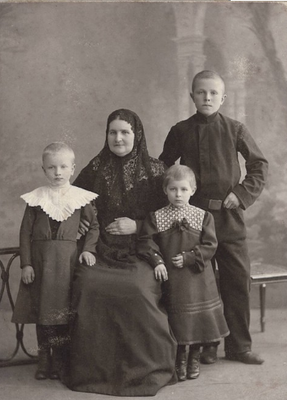 Семья Сабининых. Фото на паспарту. На фото крайний справа Сабинин Леонид Павлович с мамой и сестрами Лидией и Марией в детстве 1902г.png