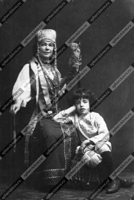 1909-1911 ателье Буллы с ребенком.jpg